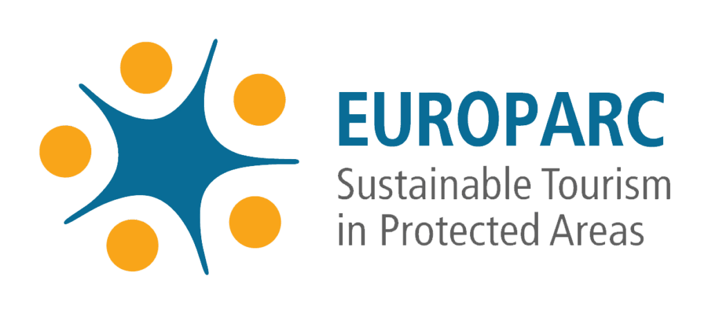 Logo de Europarc con figura azul central y círculos naranjas, representando turismo sostenible en áreas protegidas