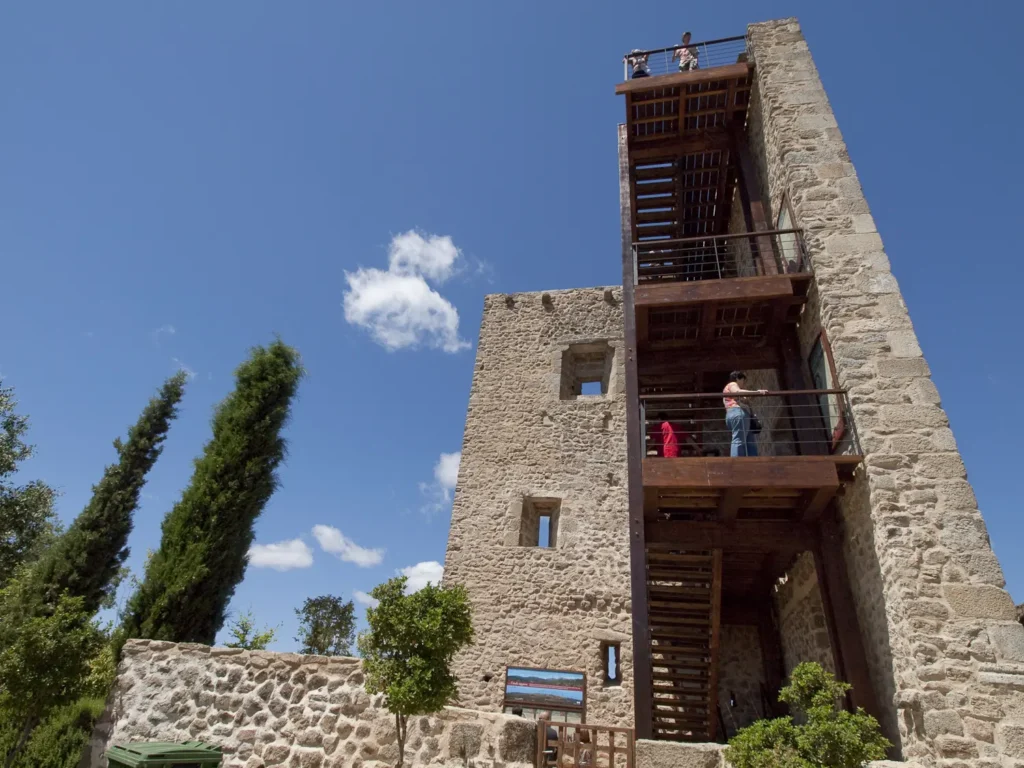 Torre de piedra del Centro de Interpretación con escaleras de madera y vistas panorámicas en la Sierra de Francia.
