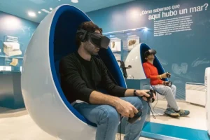 Visitantes usando realidad virtual en el Centro de Interpretación de los Mares Antiguos de la Sierra de Francia, Salamanca.