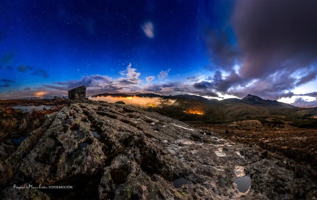 Atardecer en la Sierra de Francia con rocas graníticas, montañas al fondo y cielo estrellado al anochecer.