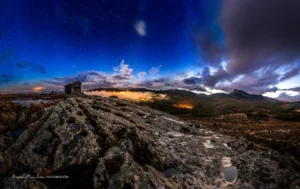 Atardecer en la Sierra de Francia con rocas graníticas, montañas al fondo y cielo estrellado al anochecer.