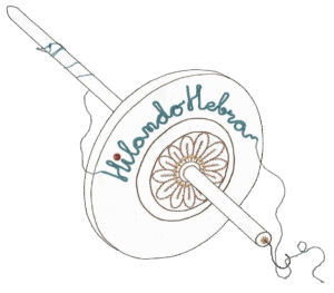 Logo HilandoHebra: rueca artesanal con flor decorativa y texto, símbolo de tradición textil