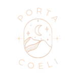 Logo Hotel Rural Porta Coeli con ilustración minimalista de luna, montañas y elemento decorativo en tonos beige