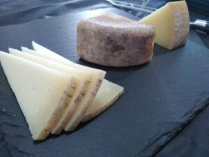 Tabla de quesos artesanales de la Sierra de Francia: queso fresco rebanado y queso curado con costra rústica.