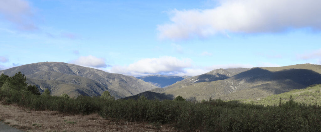 Paisaje montañoso de la Sierra de Francia con valles verdes, vegetación mediterránea y cielo azul nublado.