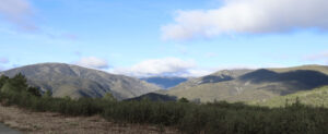 Paisaje montañoso de la Sierra de Francia con valles verdes, vegetación mediterránea y cielo azul nublado.