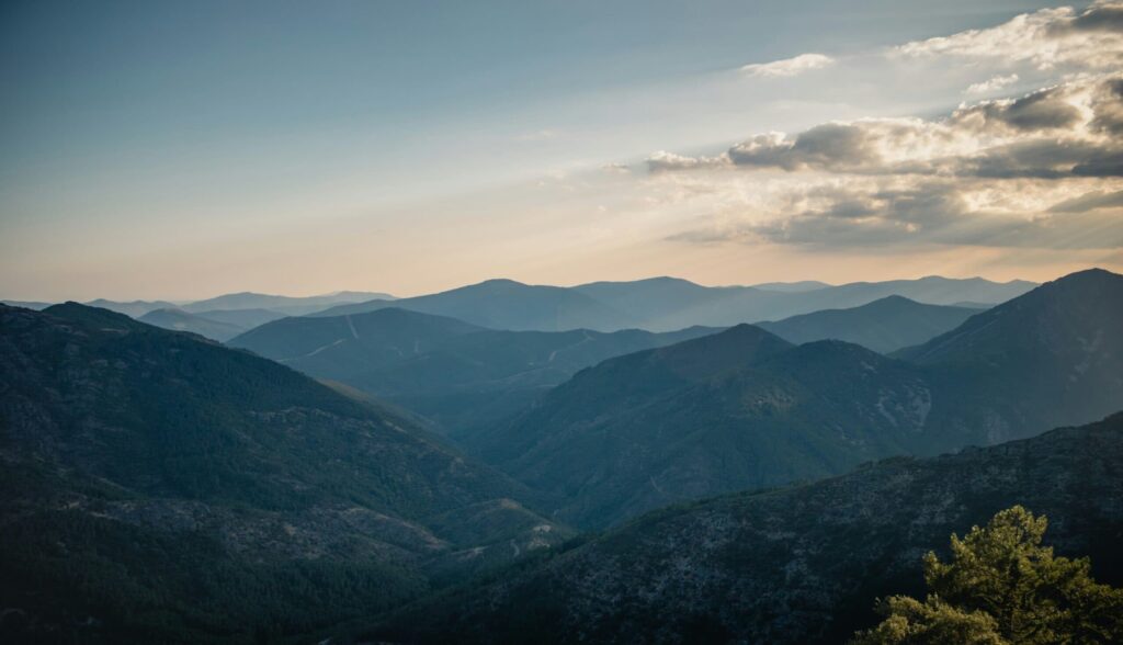 Vista panorámica de montañas boscosas en capas con cielo nublado, típica del paisaje de la Sierra de Francia.