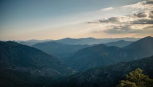 Vista panorámica de montañas boscosas en capas con cielo nublado, típica del paisaje de la Sierra de Francia.