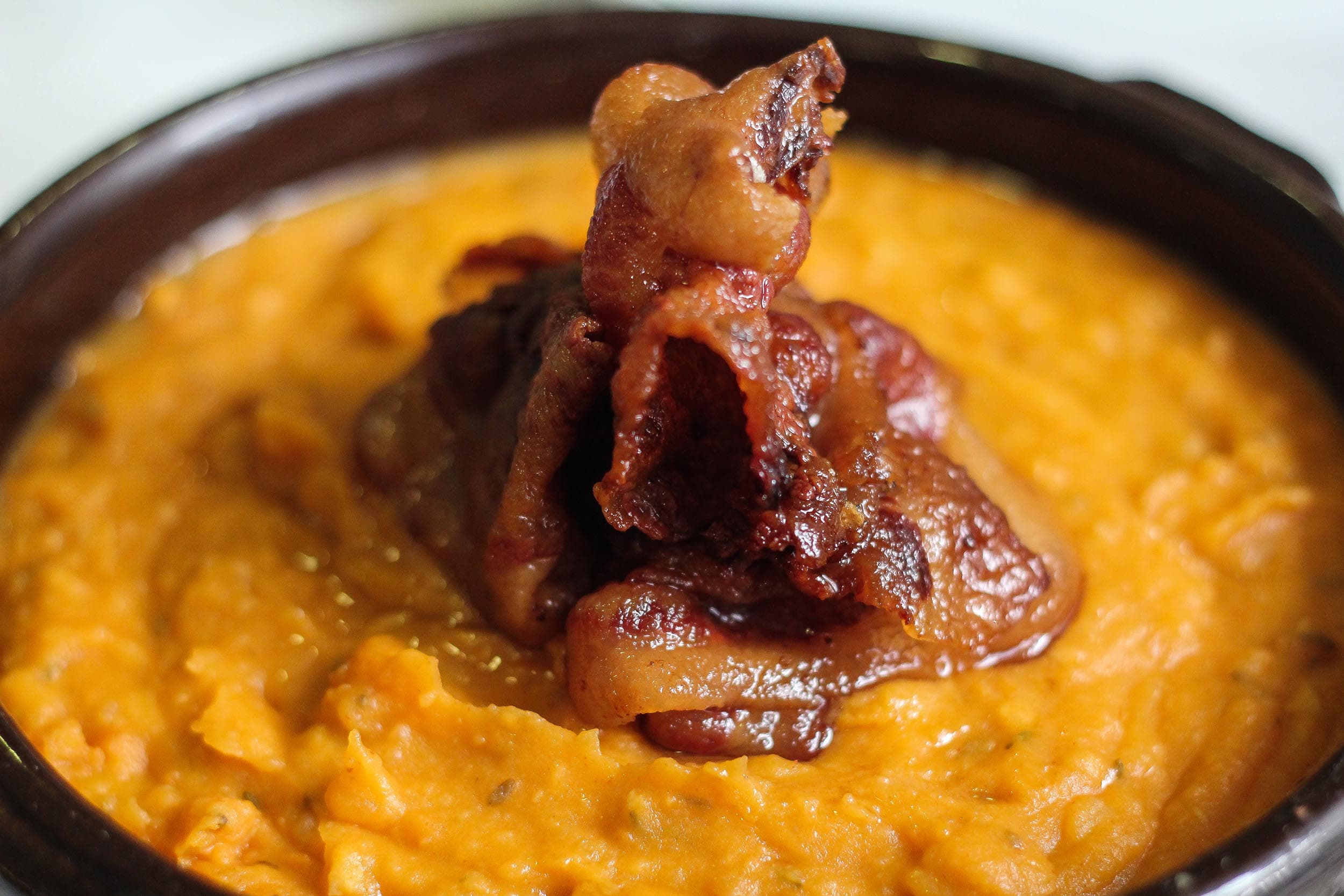 Patatas meneás de la Sierra de Francia, plato tradicional con chorizo en caldo dorado