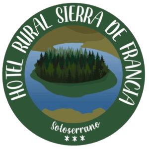 Logo Hotel Rural Sierra de Francia en Sotoserrano con bosque de pinos, lago y montañas verdes