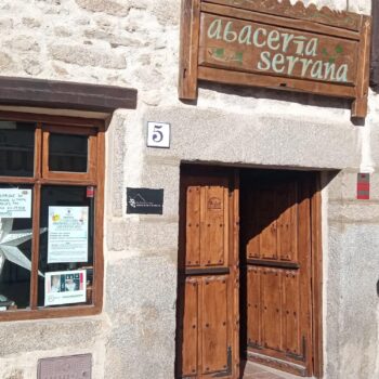 Fachada de la Abacería Serrana en pueblo tradicional de la Sierra de Francia con puerta y ventana de madera.