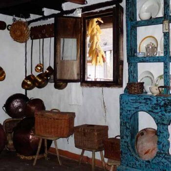 Interior de casa museo tradicional con cerámica, utensilios antiguos y muebles rústicos de la Sierra de Francia.