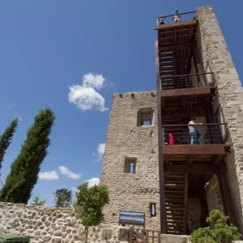 Torre de piedra del Centro de Interpretación con escaleras de madera y vistas panorámicas en la Sierra de Francia.