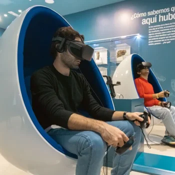 Visitantes usando realidad virtual en el Centro de Interpretación de los Mares Antiguos de la Sierra de Francia, Salamanca.
