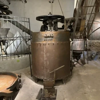 Antigua maquinaria de procesamiento de aceite Zard en museo de la Sierra de Francia