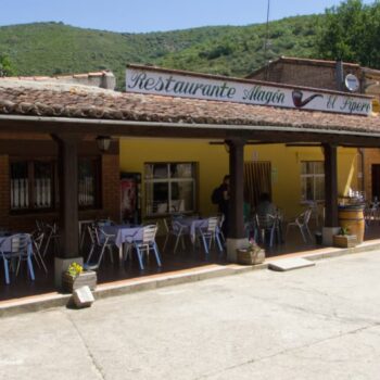 Restaurante Magga El Pipero en la Sierra de Francia con terraza, arquitectura tradicional y montañas verdes