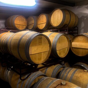 Barriles de roble en bodega de vinos de la Sierra de Francia, El Robledo.