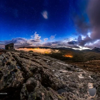 Atardecer en la Sierra de Francia con rocas graníticas, montañas al fondo y cielo estrellado al anochecer.
