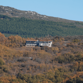 Monasterio Porta Coeli en las montañas de la Sierra de Francia, rodeado de bosques y vegetación otoñal.