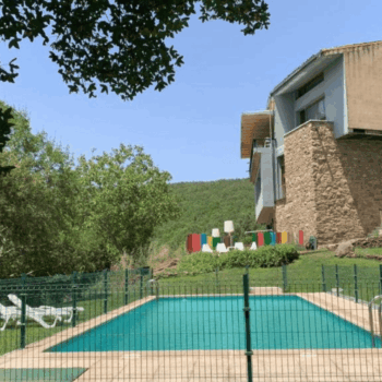 Casa rural moderna con piscina rodeada de naturaleza en la Sierra de Francia, Salamanca.
