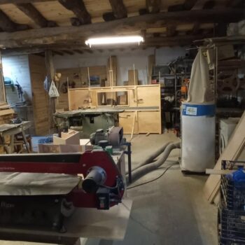 Taller artesanal con máquinas de madera y herramientas tradicionales para elaboración de juguetes de madera.