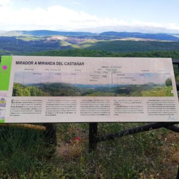 Mirador de Miranda del Castañar con panel informativo que muestra el panorama de la Sierra de Francia y sus pueblos.