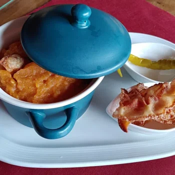 Plato típico de la Sierra de Francia con sopa de ajo en cazuela azul y tostadas crujientes en blanca bandeja.