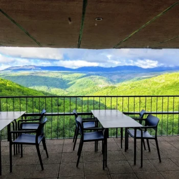 Terraza con vistas panorámicas a las montañas boscosas de la Sierra de Francia desde el Restaurante Porta Coeli.