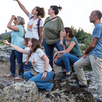 Grupo de turistas observan el paisaje rocoso de la Sierra de Francia durante una excursión al aire libre.