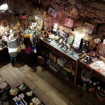 Tienda artesanal en bodega de piedra con joyería, cerámica y productos típicos de la Sierra de Francia